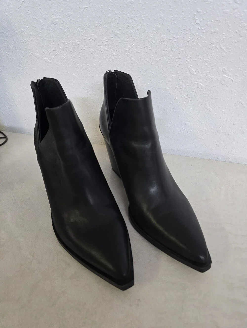 Vince Camuto Gigietta Black Leather Pointed Toe Booties Size 9.5
